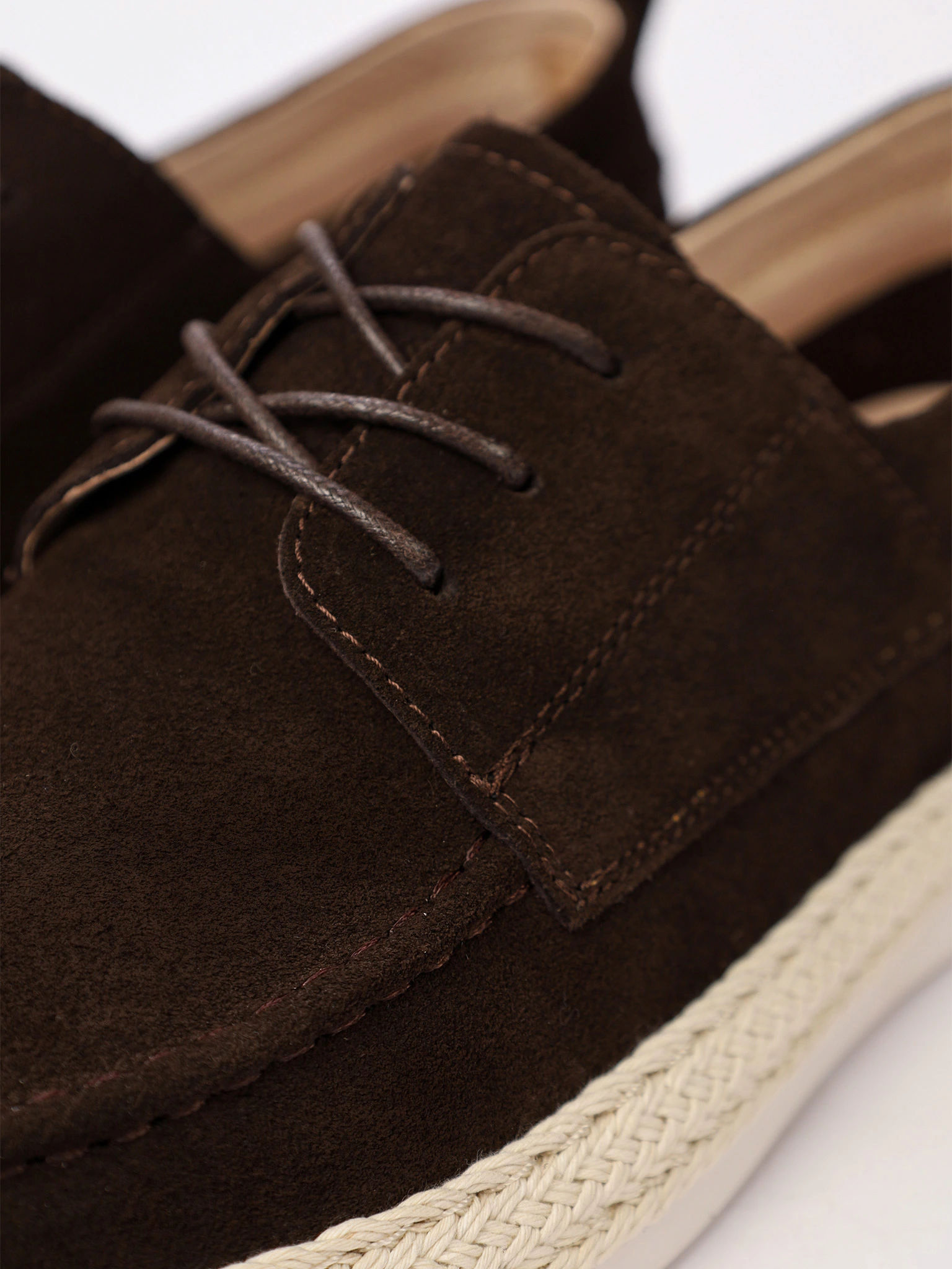 Мокасины темно-коричневого цвета на низкой подошве